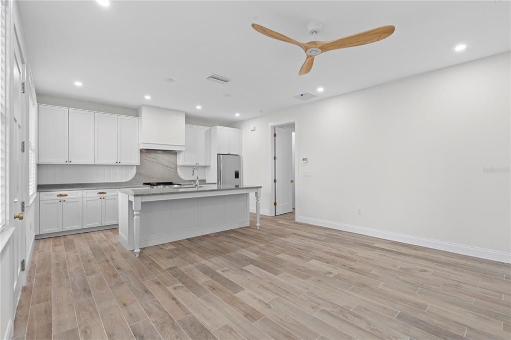 For Rent: $2,450 (1 beds, 1 baths, 685 Square Feet)