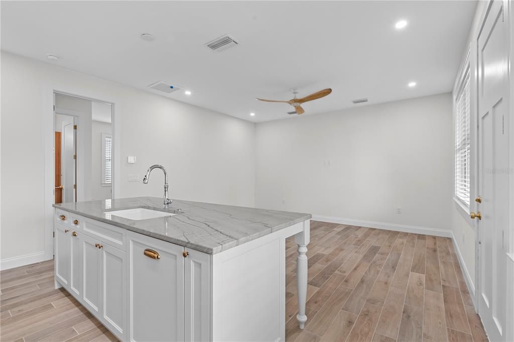 For Rent: $2,450 (1 beds, 1 baths, 685 Square Feet)