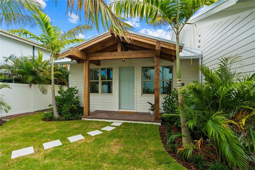 For Rent: $2,450 (1 beds, 1 baths, 685 Square Feet)