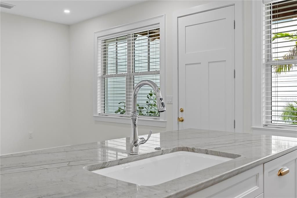 For Rent: $2,450 (1 beds, 1 baths, 685 Square Feet)