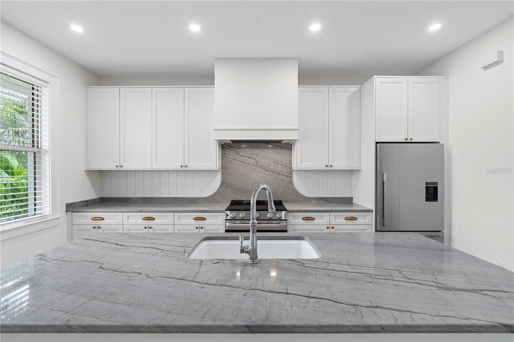 For Rent: $2,450 (1 beds, 1 baths, 685 Square Feet)