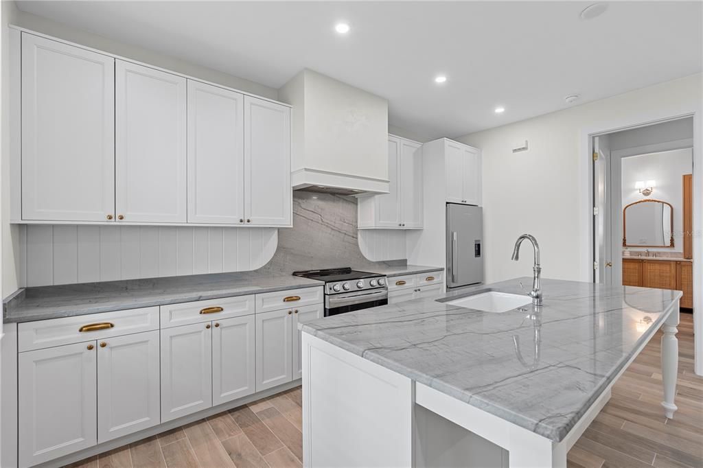 For Rent: $2,450 (1 beds, 1 baths, 685 Square Feet)
