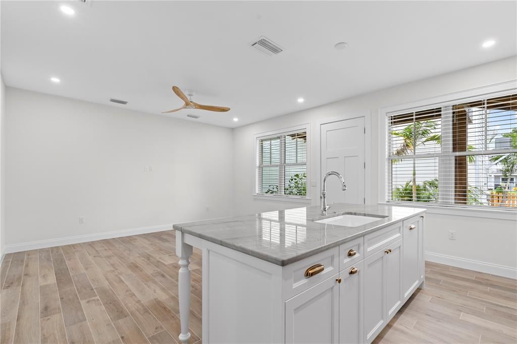 For Rent: $2,450 (1 beds, 1 baths, 685 Square Feet)