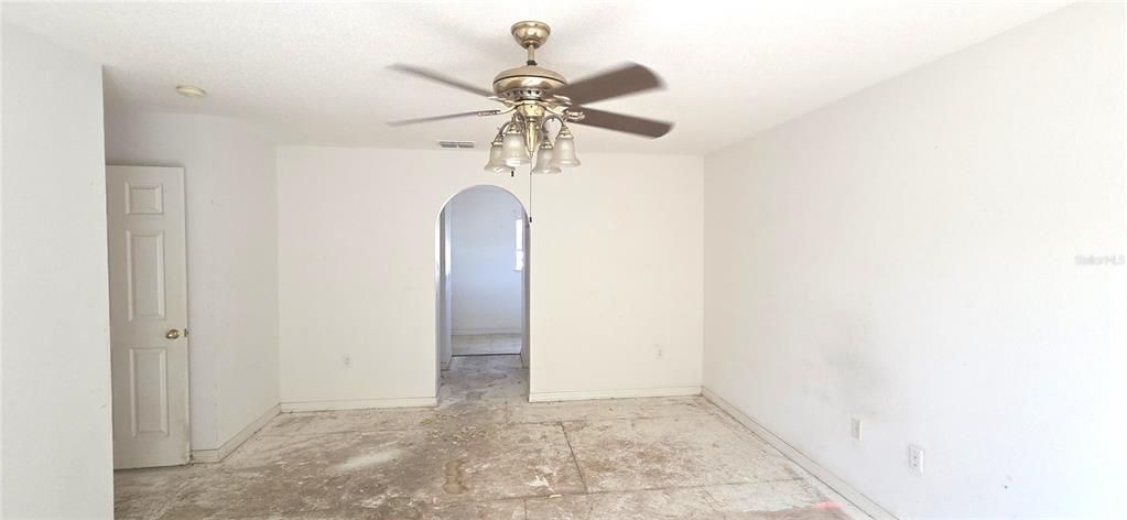 En Venta: $213,000 (4 camas, 2 baños, 2200 Pies cuadrados)