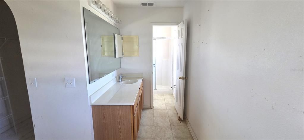 En Venta: $213,000 (4 camas, 2 baños, 2200 Pies cuadrados)
