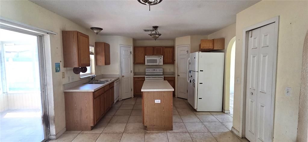 En Venta: $213,000 (4 camas, 2 baños, 2200 Pies cuadrados)