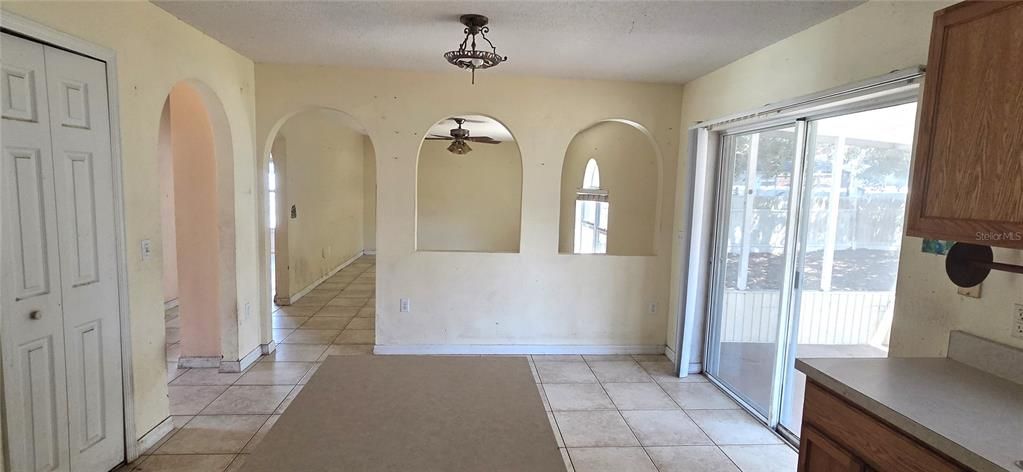 En Venta: $213,000 (4 camas, 2 baños, 2200 Pies cuadrados)