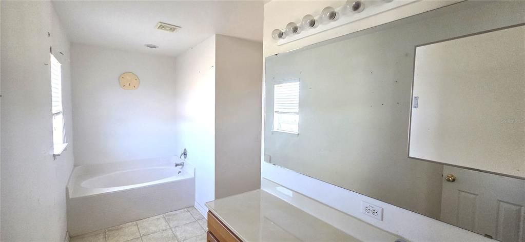En Venta: $213,000 (4 camas, 2 baños, 2200 Pies cuadrados)