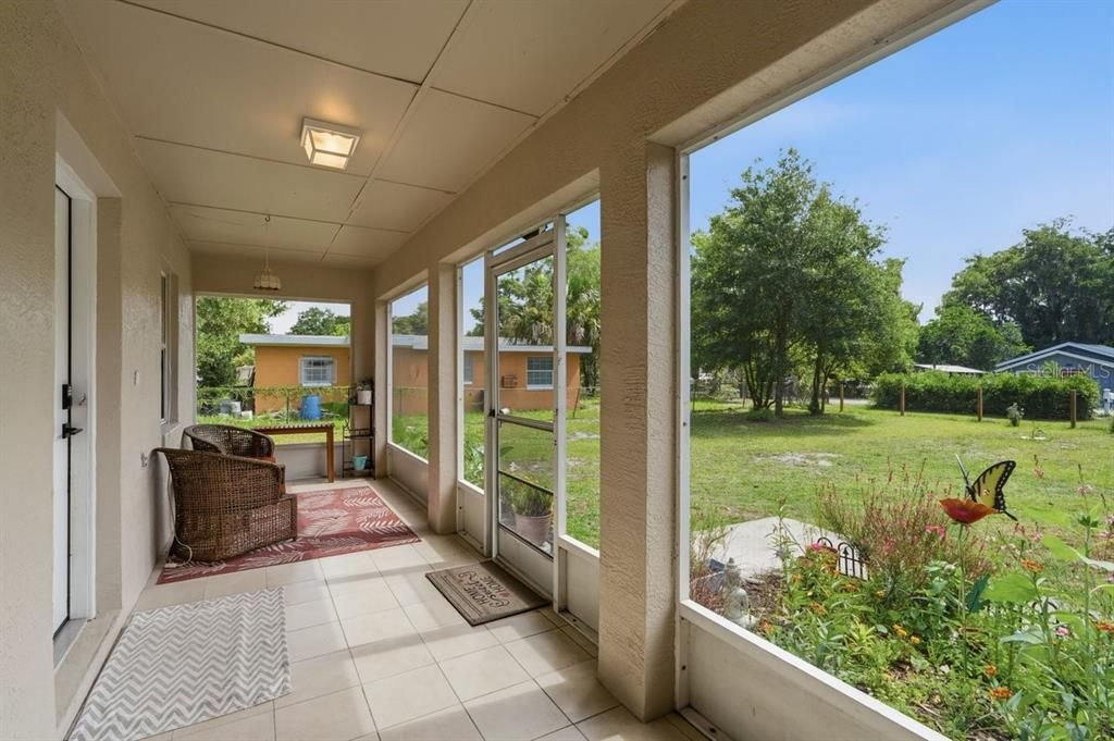 For Sale: $220,000 (2 beds, 1 baths, 962 Square Feet)