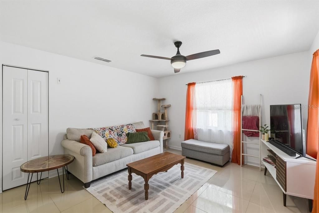 For Sale: $220,000 (2 beds, 1 baths, 962 Square Feet)