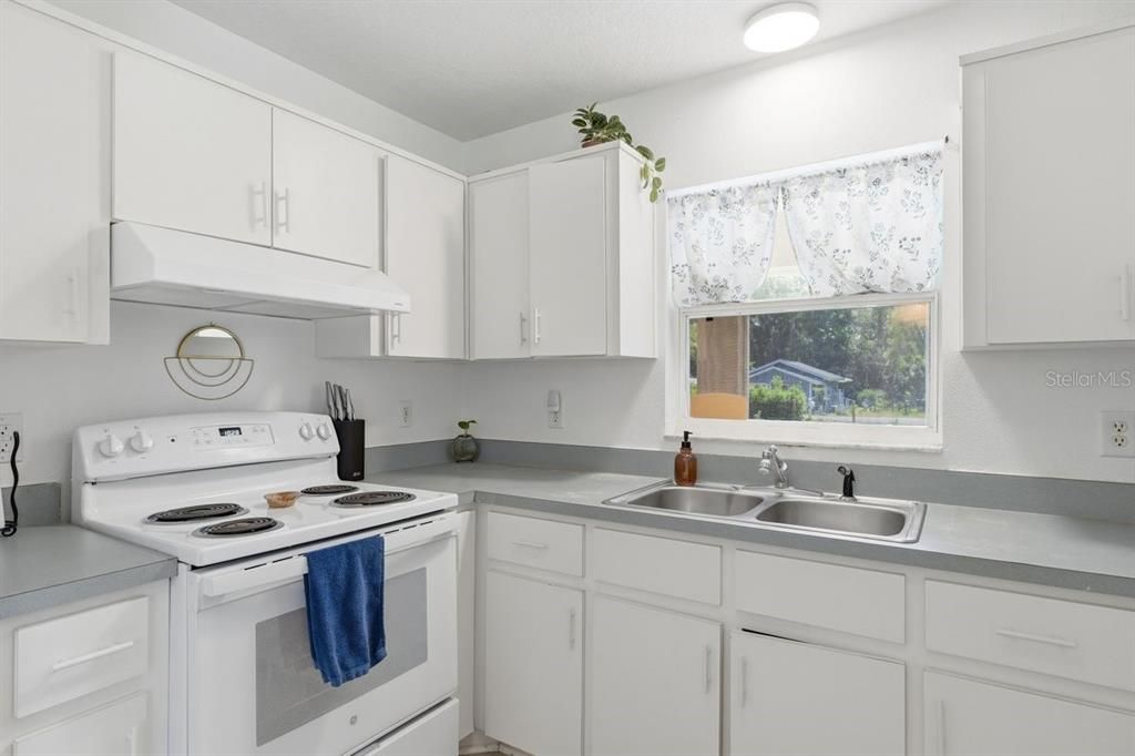 For Sale: $220,000 (2 beds, 1 baths, 962 Square Feet)