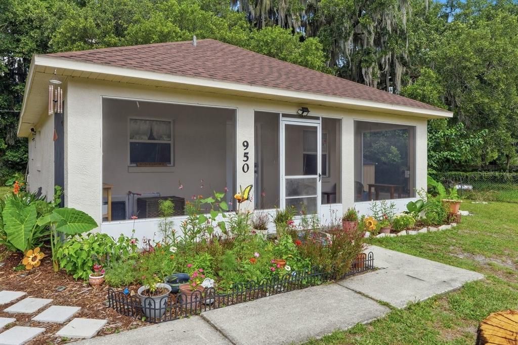 For Sale: $220,000 (2 beds, 1 baths, 962 Square Feet)