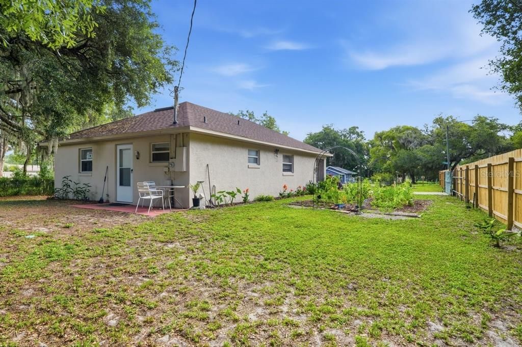 For Sale: $220,000 (2 beds, 1 baths, 962 Square Feet)