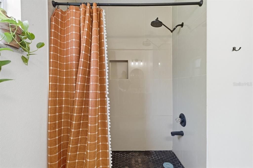 For Sale: $220,000 (2 beds, 1 baths, 962 Square Feet)