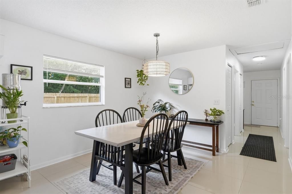 For Sale: $220,000 (2 beds, 1 baths, 962 Square Feet)