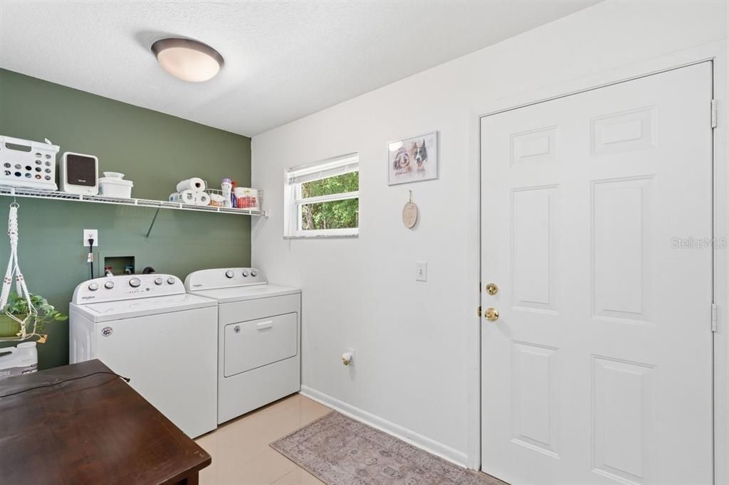 For Sale: $220,000 (2 beds, 1 baths, 962 Square Feet)