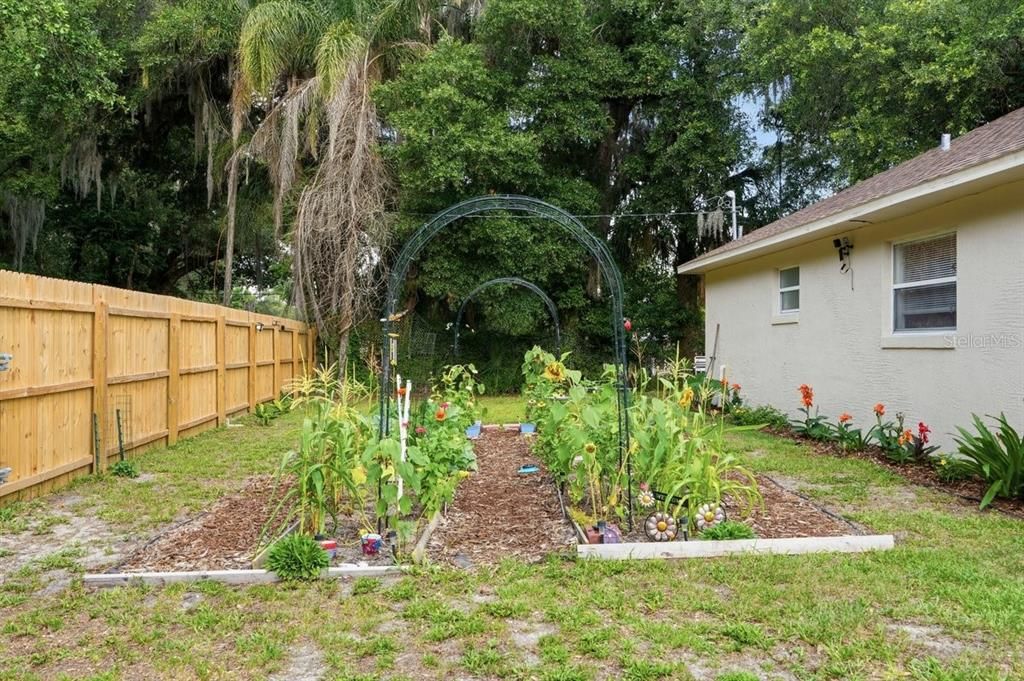 For Sale: $220,000 (2 beds, 1 baths, 962 Square Feet)