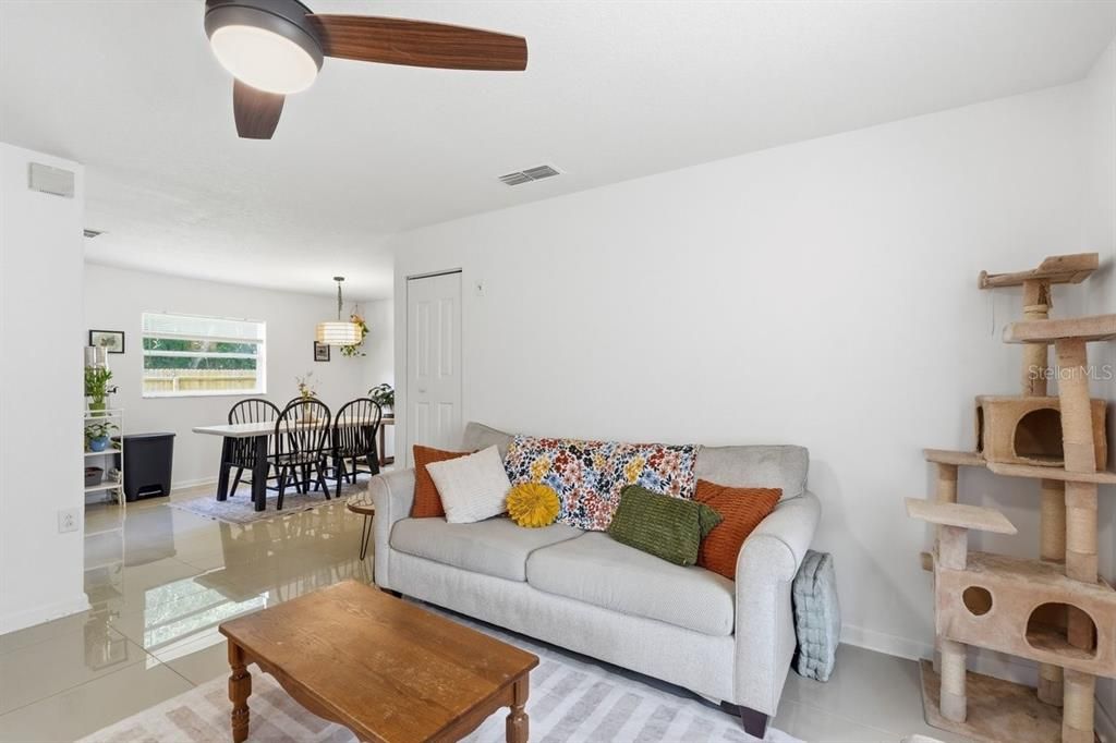For Sale: $220,000 (2 beds, 1 baths, 962 Square Feet)