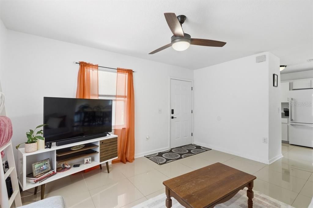 For Sale: $220,000 (2 beds, 1 baths, 962 Square Feet)