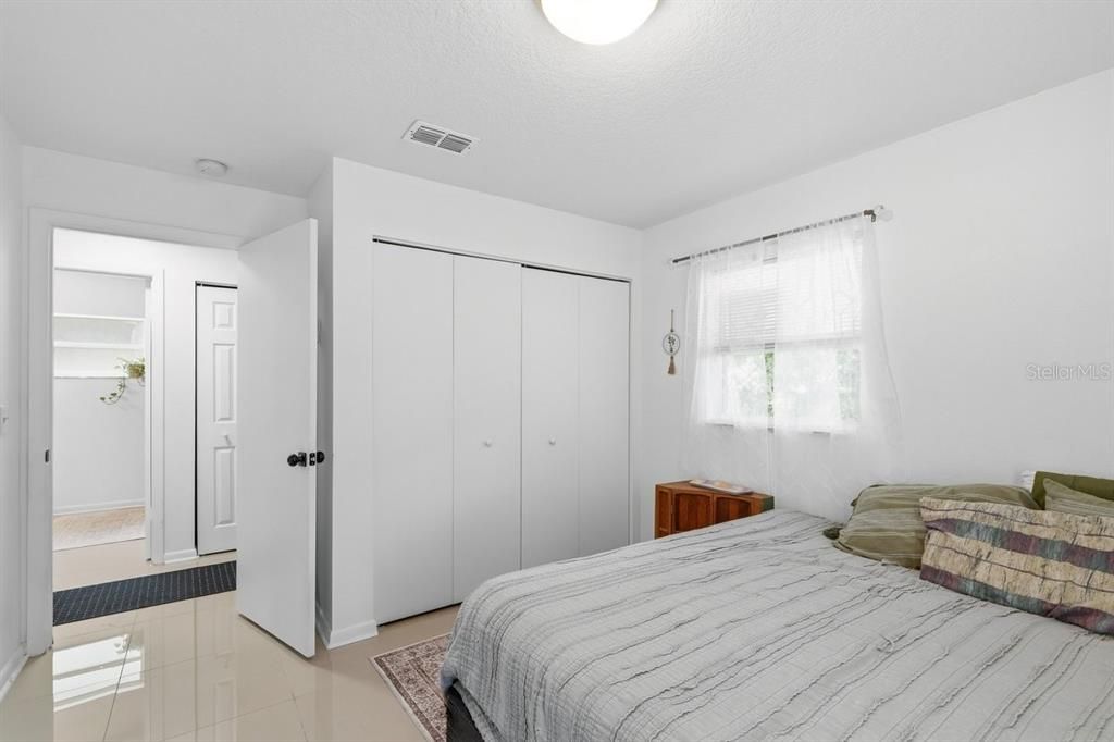 For Sale: $220,000 (2 beds, 1 baths, 962 Square Feet)