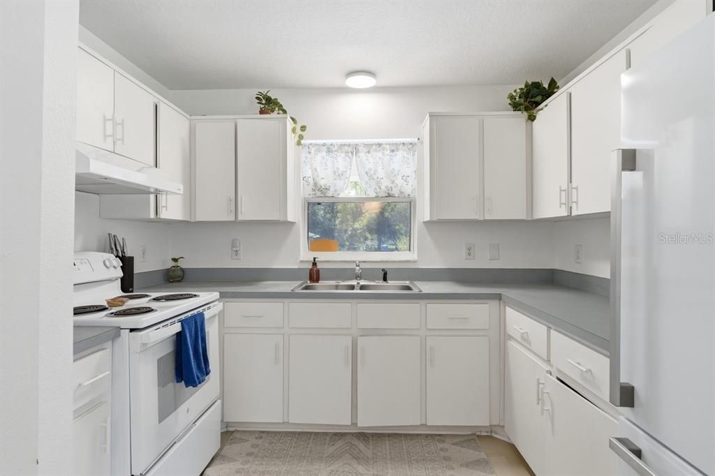 For Sale: $220,000 (2 beds, 1 baths, 962 Square Feet)