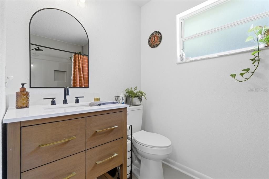For Sale: $220,000 (2 beds, 1 baths, 962 Square Feet)