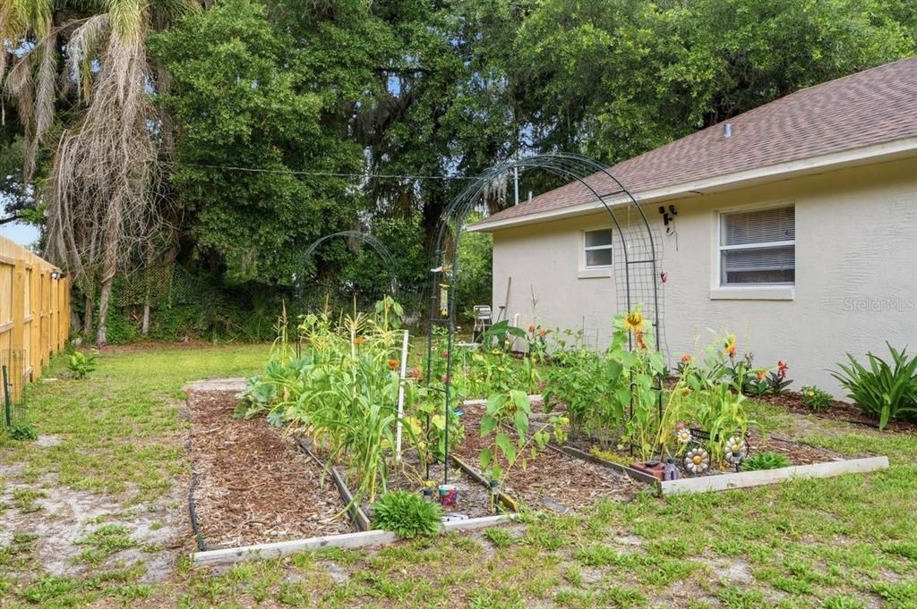For Sale: $220,000 (2 beds, 1 baths, 962 Square Feet)