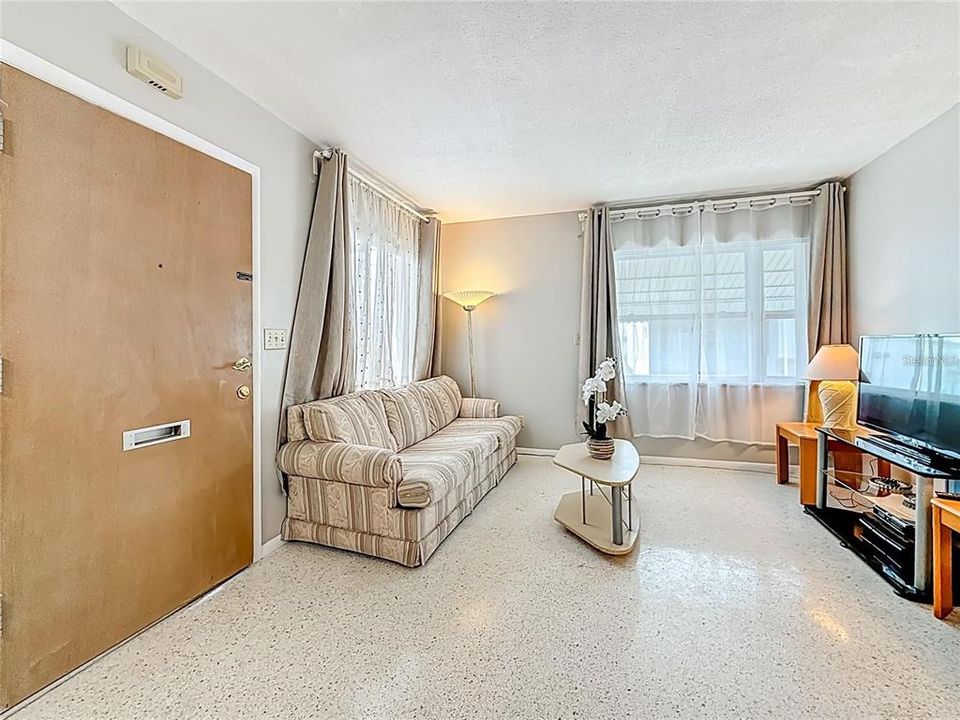 For Rent: $1,395 (2 beds, 1 baths, 764 Square Feet)