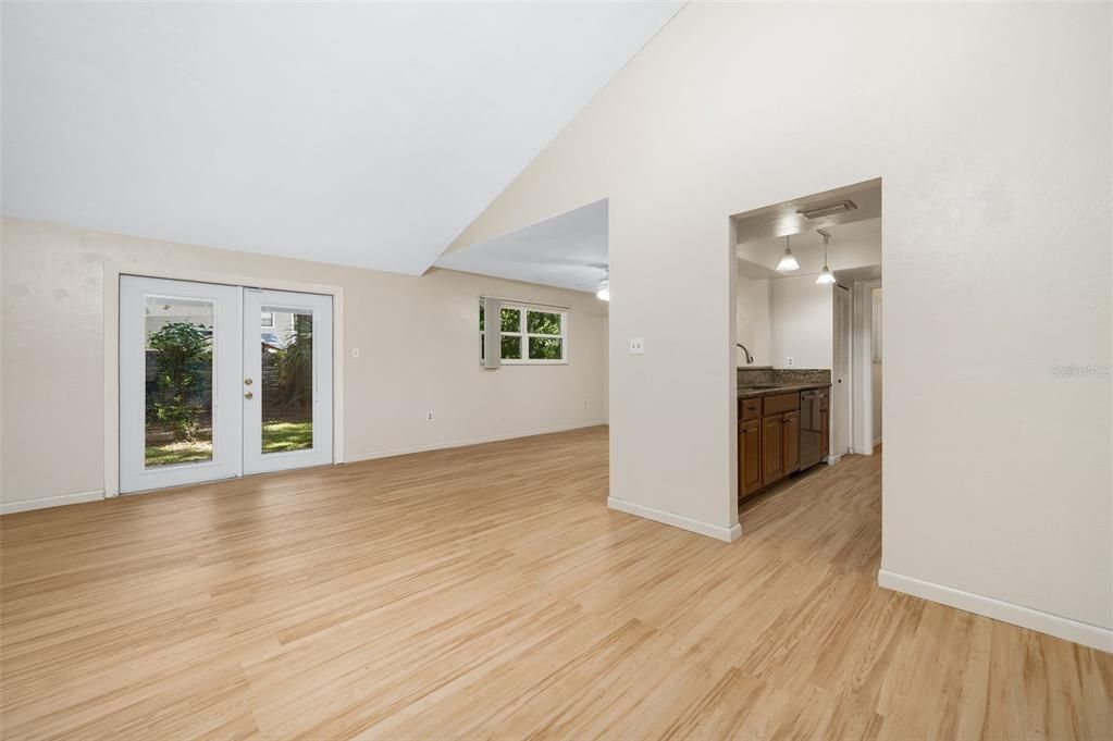 На продажу: $239,900 (2 спален, 2 ванн, 1055 Квадратных фут)