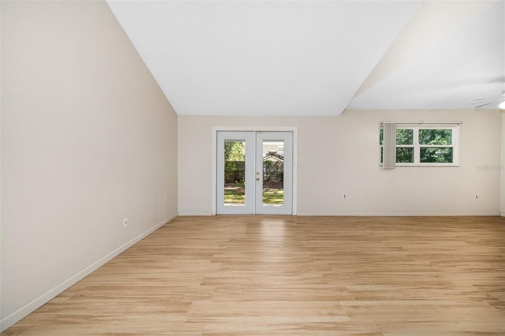 На продажу: $239,900 (2 спален, 2 ванн, 1055 Квадратных фут)