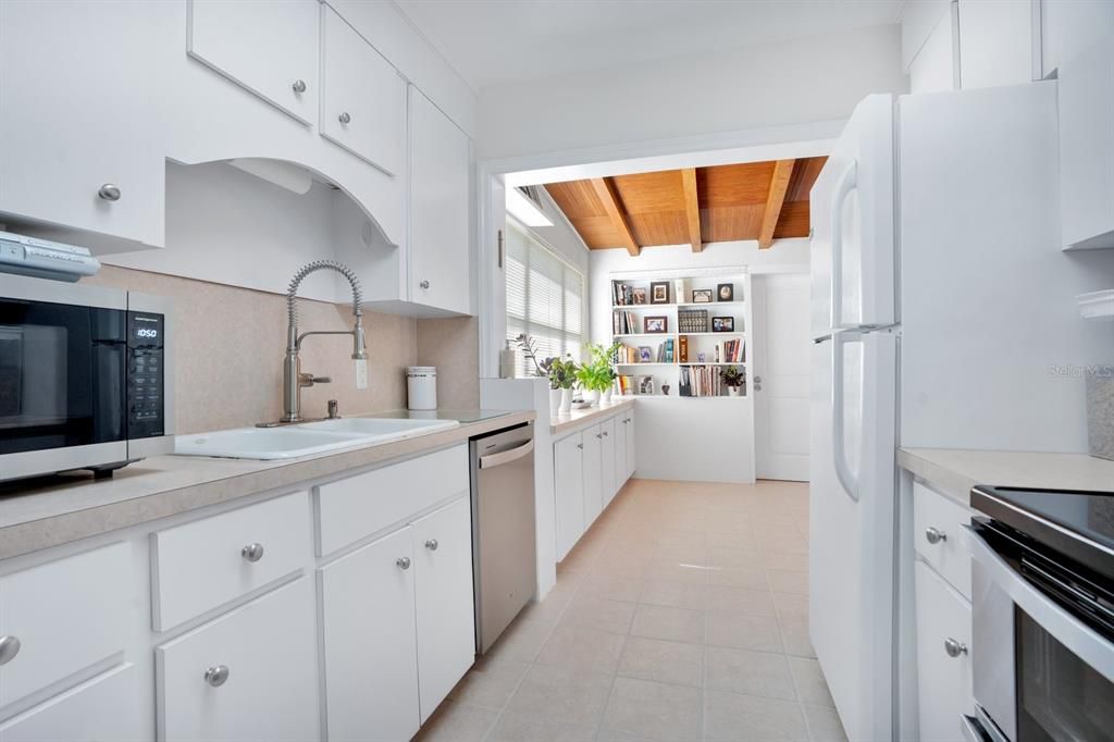 For Sale: $520,000 (4 beds, 2 baths, 2100 Square Feet)