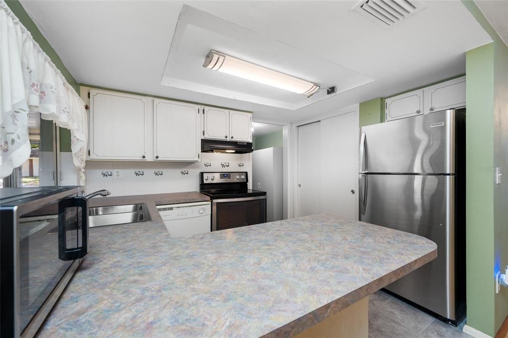 Active With Contract: $195,000 (2 beds, 2 baths, 1068 Square Feet)
