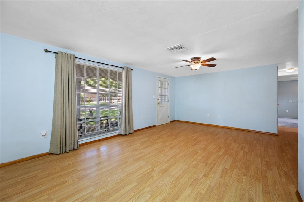 Active With Contract: $195,000 (2 beds, 2 baths, 1068 Square Feet)