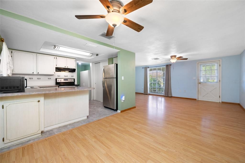 Active With Contract: $195,000 (2 beds, 2 baths, 1068 Square Feet)