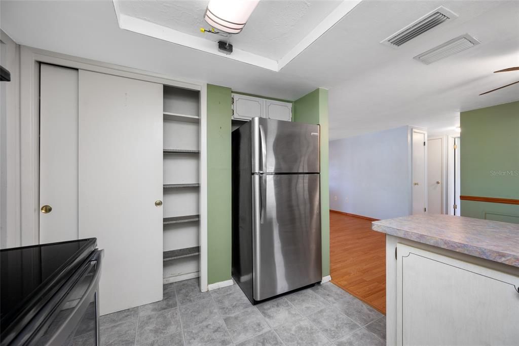 Active With Contract: $195,000 (2 beds, 2 baths, 1068 Square Feet)