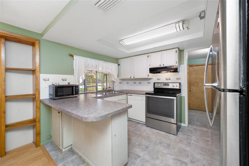 Active With Contract: $195,000 (2 beds, 2 baths, 1068 Square Feet)