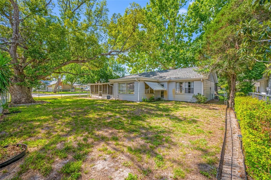 Active With Contract: $195,000 (2 beds, 2 baths, 1068 Square Feet)