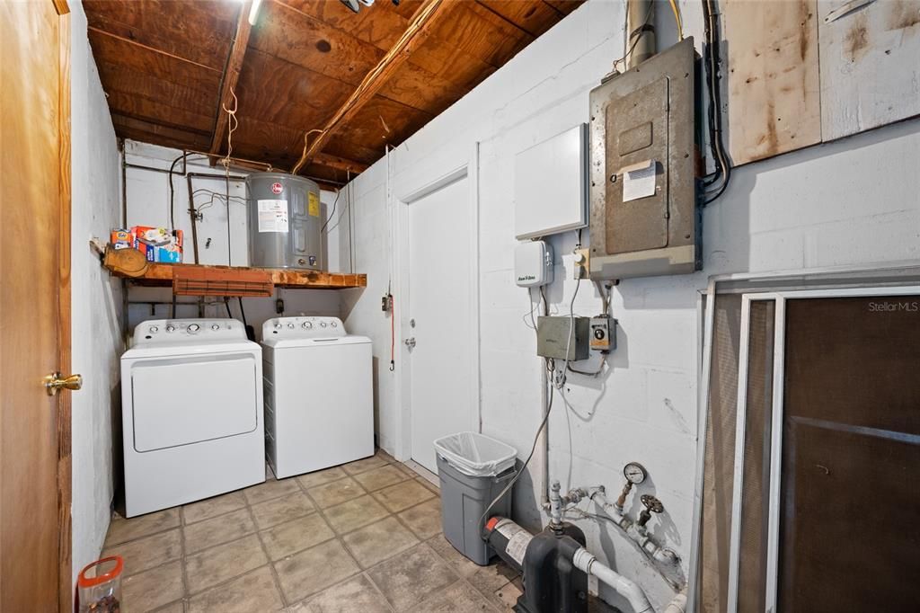 Active With Contract: $195,000 (2 beds, 2 baths, 1068 Square Feet)