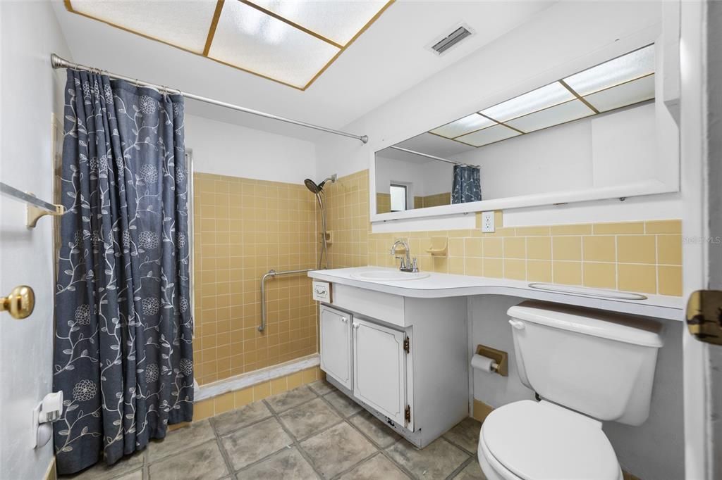 Active With Contract: $195,000 (2 beds, 2 baths, 1068 Square Feet)