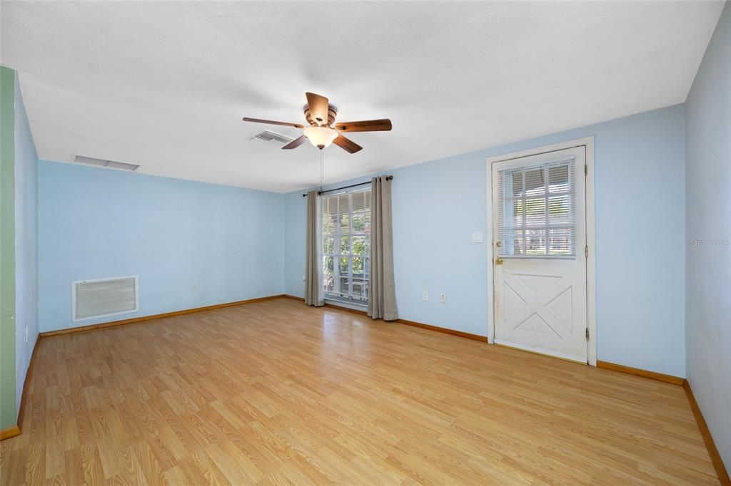 Active With Contract: $195,000 (2 beds, 2 baths, 1068 Square Feet)