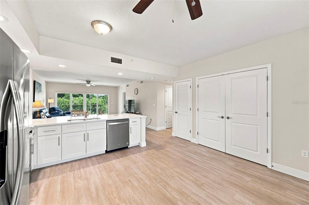 For Sale: $324,990 (2 beds, 2 baths, 1324 Square Feet)
