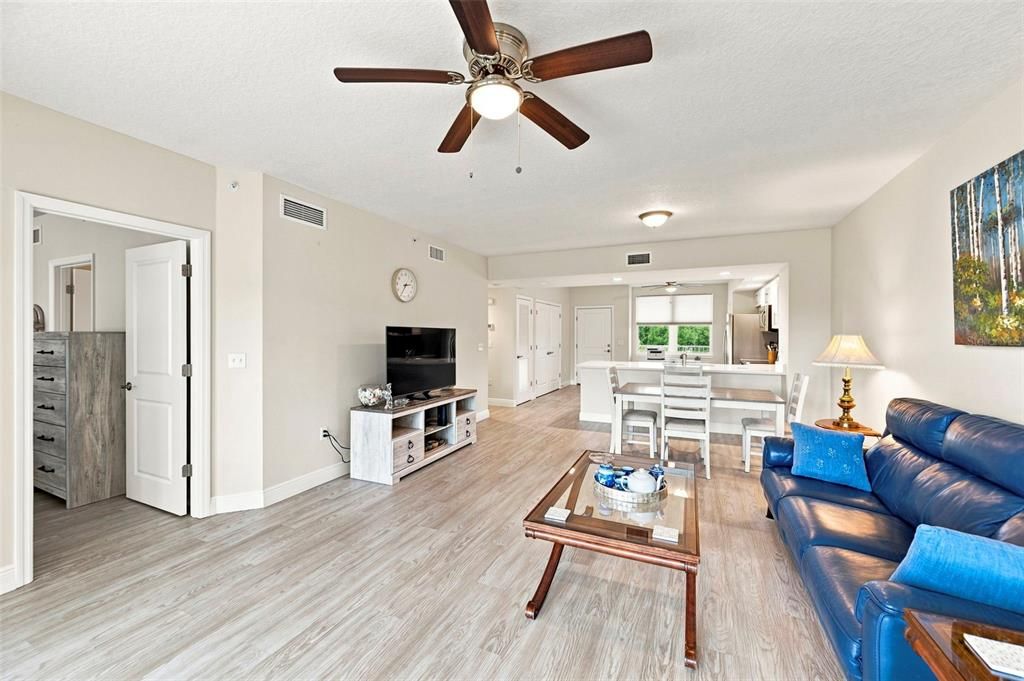 For Sale: $324,990 (2 beds, 2 baths, 1324 Square Feet)