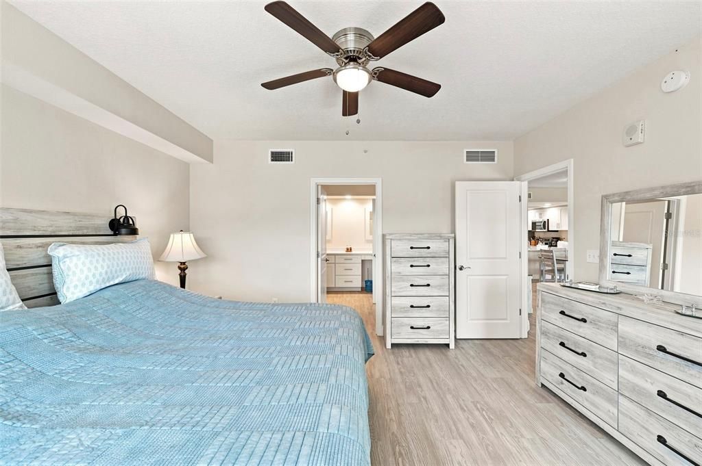 For Sale: $324,990 (2 beds, 2 baths, 1324 Square Feet)