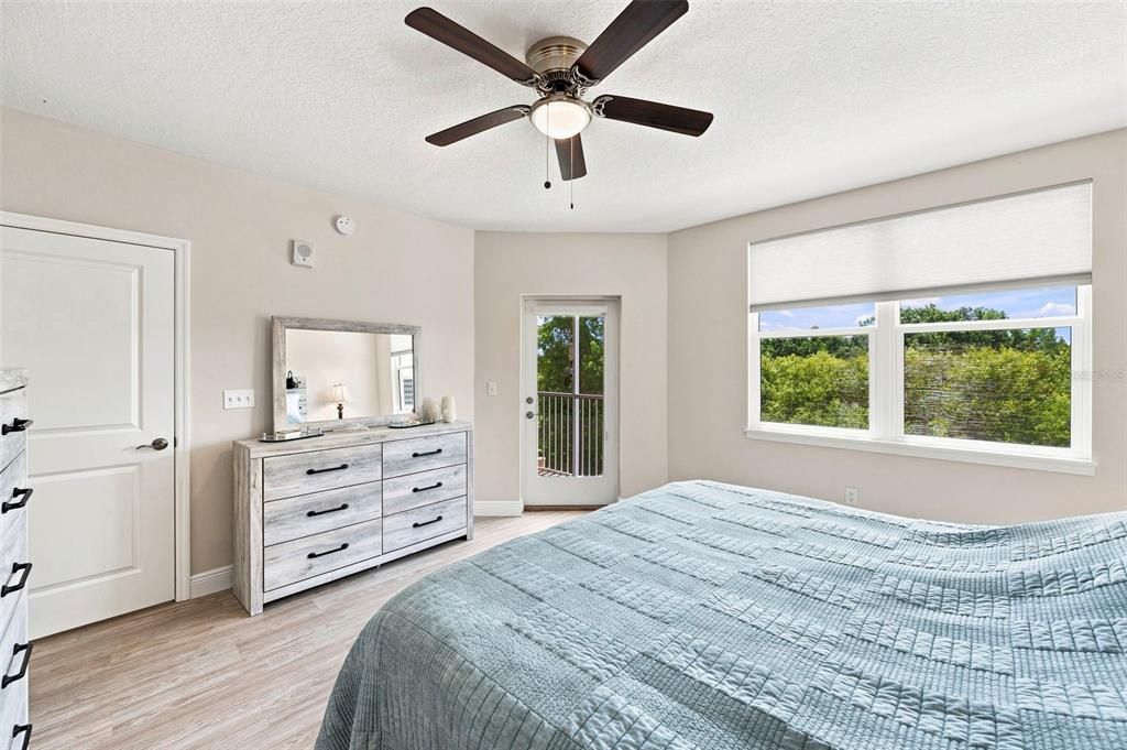 For Sale: $324,990 (2 beds, 2 baths, 1324 Square Feet)
