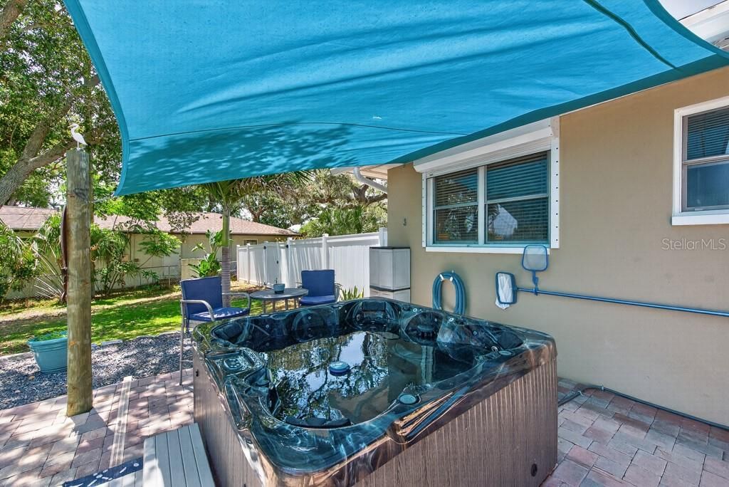 Active With Contract: $600,000 (3 beds, 2 baths, 1494 Square Feet)