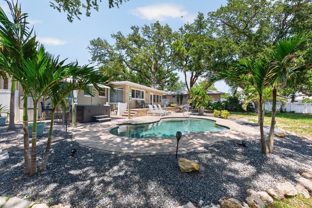Active With Contract: $600,000 (3 beds, 2 baths, 1494 Square Feet)