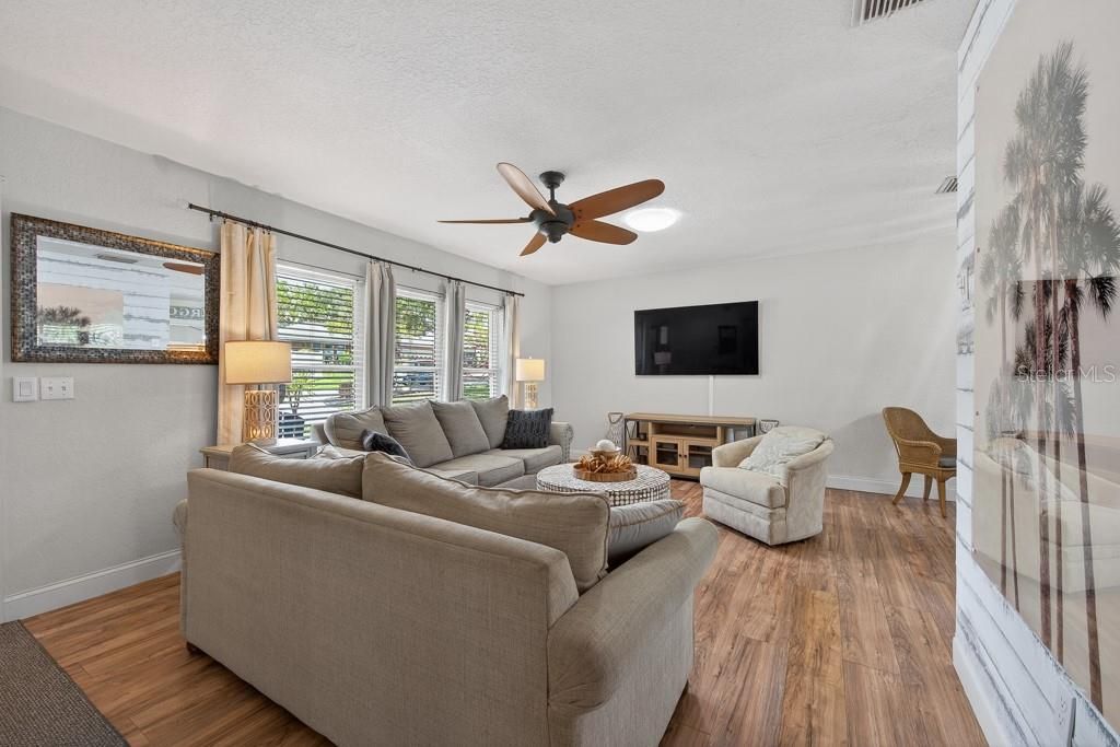 Active With Contract: $600,000 (3 beds, 2 baths, 1494 Square Feet)