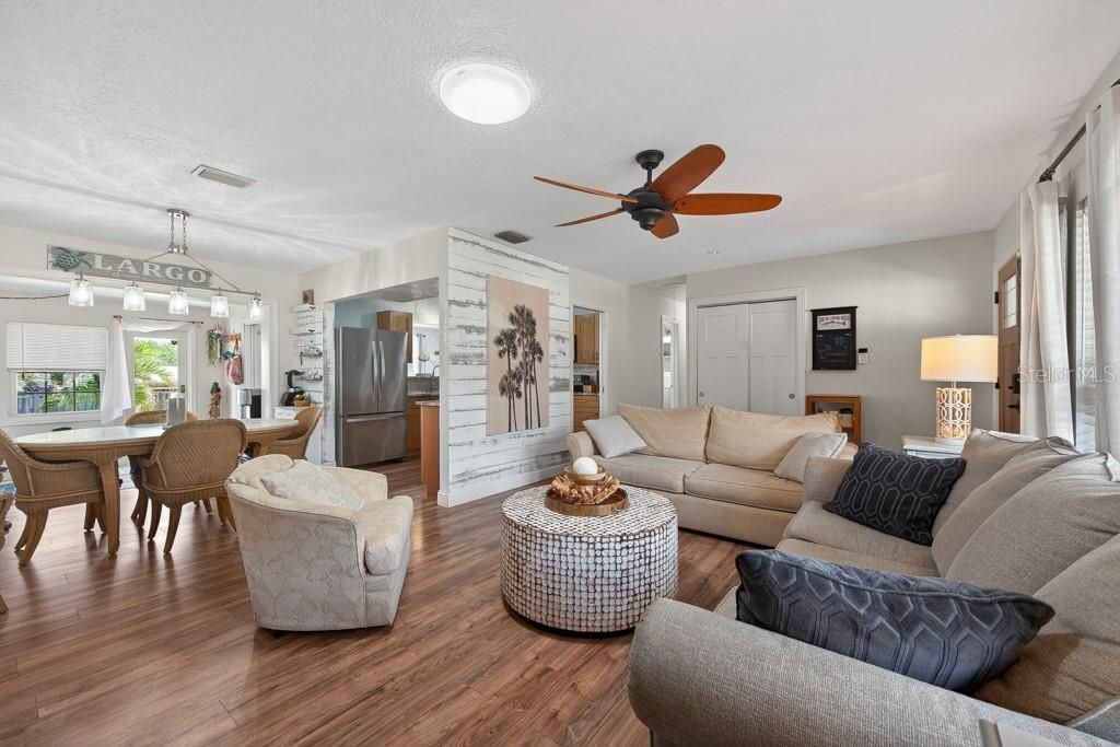 Active With Contract: $600,000 (3 beds, 2 baths, 1494 Square Feet)