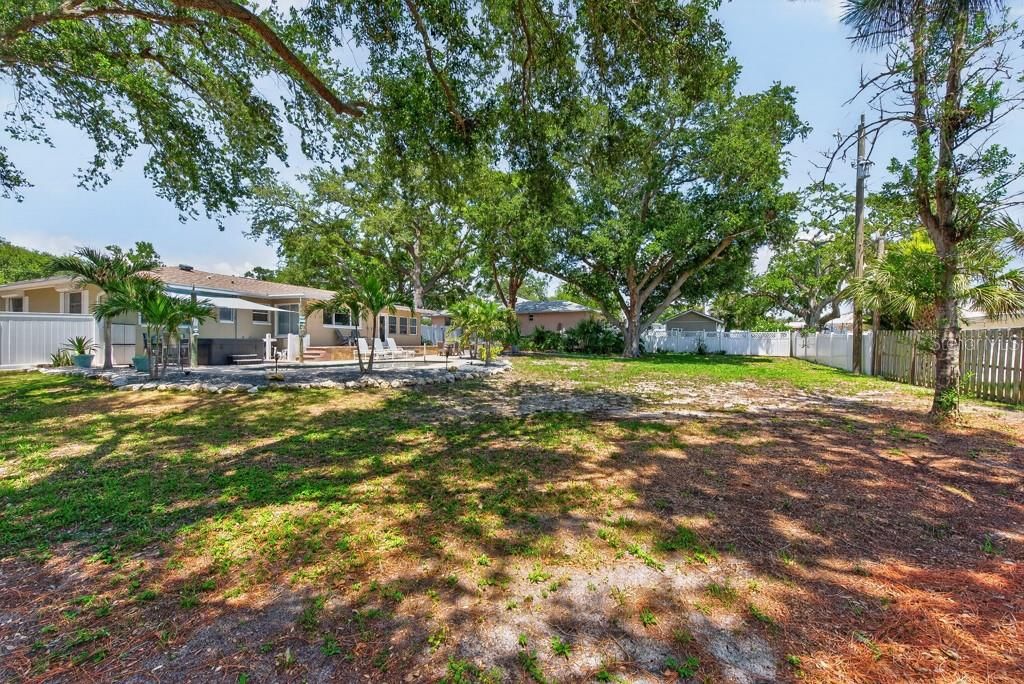Active With Contract: $600,000 (3 beds, 2 baths, 1494 Square Feet)