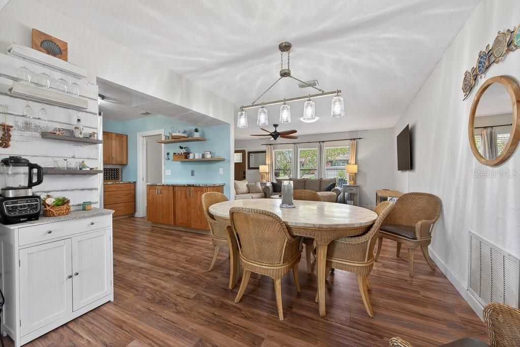 Active With Contract: $600,000 (3 beds, 2 baths, 1494 Square Feet)